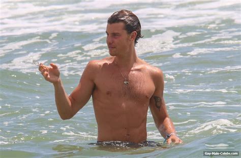 Shawn Mendes Continues To Delight Us With His Shirtless Body Gay Male Celebs