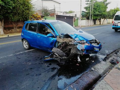 Conductor con 482 grados de alcohol se estrella contra un árbol y la