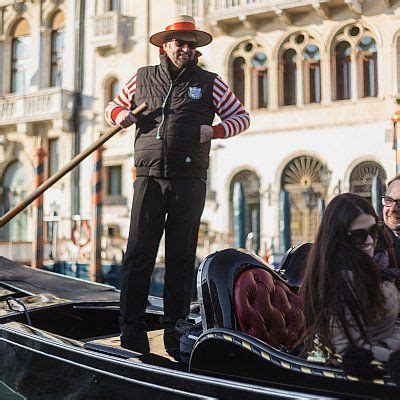 Spur Experiences Private Gondola Ride And Romantic Venetian Savors For