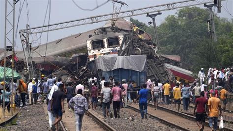 Choque de tres trenes en India casi 300 muertos y la cancelación de 31