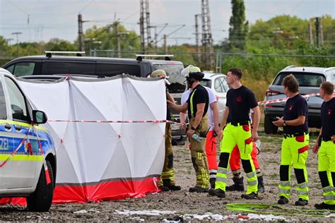 T Dlicher Unfall In Duisburg Flugzeug St Rzt Neben Zirkus Ab