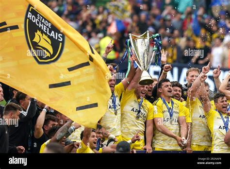 Spieler von La Rochelle feiern mit der Trophäe nach dem Finale des