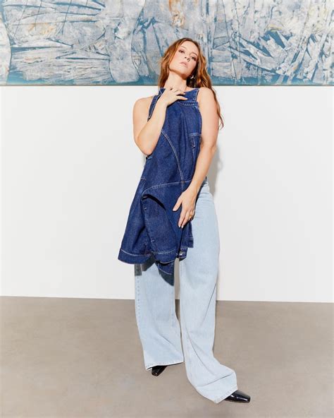 Paolla Oliveira capricha no carão de lingerie nude à mostra