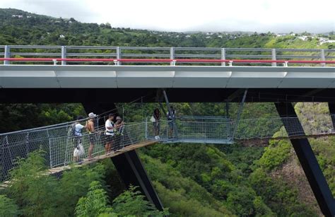 Saut à lélastique de 120 m depuis le viaduc de la ravine Fontaine à