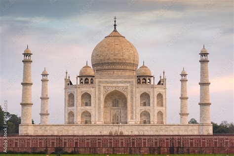 Amazing view of Taj Mahal in the Evening in Agra, Fabulous Taj Mahal ...