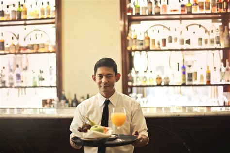 Duties and responsibilities of a waiter in the hotel - Hotel Learner