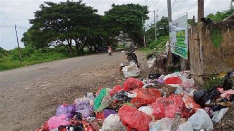 Jorok Sampah Menumpuk Di Perempatan Jalan Stadion La Patau Bone