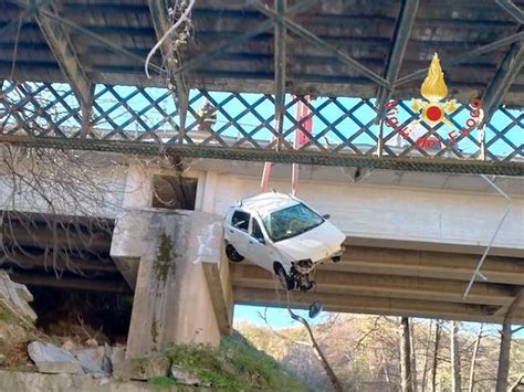 Petilia Policastro Kr Auto Esce Fuori Strada E Precipita Da Un Ponte