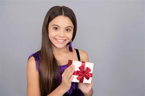 La niña feliz cumpleaños recibió una caja de regalo envuelta con un