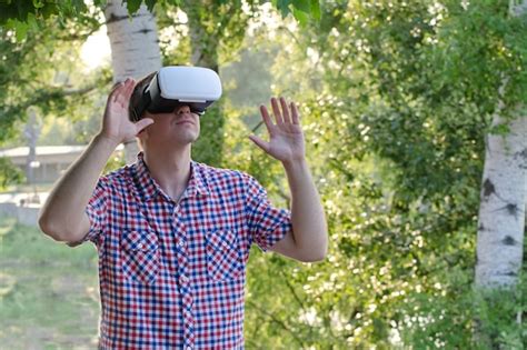 El Hombre En Un Casco De Realidad Virtual En La Naturaleza Foto Premium