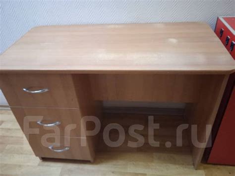 Стол офисный с тумбой, б/у, в наличии. Цена: 3 000₽ во Владивостоке