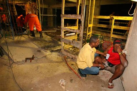 Elevador De Obra Despenca Do Andar Metros E Mata Oper Rios