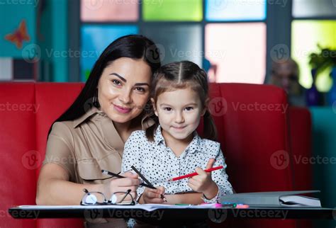 Mère Aidant Sa Fille à Faire Ses Devoirs Portrait Dune Jeune Mère