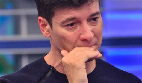 Rodrigo Faro recebe triste notícia na Record TV e não tem motivos para