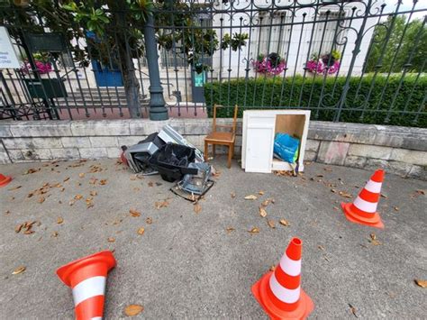 Un homme jette ses meubles par la fenêtre à Montargis agité il a été