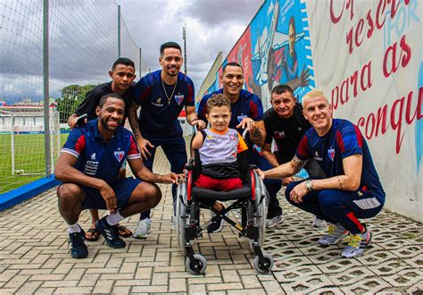 Sem braços e pernas torcedor do Fortaleza visita clube e ganha cadeira