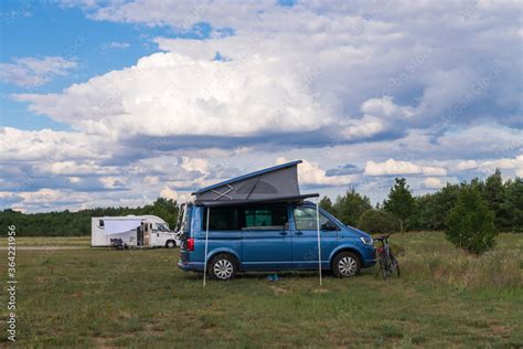 Foto De Viele Camper Denken F Lschlich Das Einfach Anhalten Und Campen