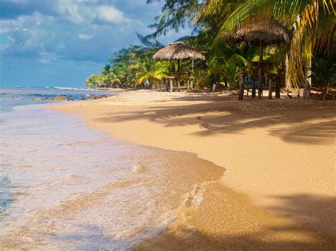 12 of the Best Beaches in Honduras