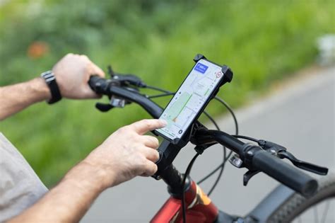 Homem Planejando Rota Usando Aplicativo De Navega O Gps No Celular Em