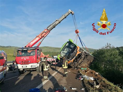 Autobus Fuori Strada Lungo La A16 Un Morto