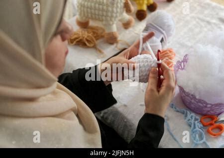 Eine Pal Stinenserin Strickt In Ihrem Haus In Khan Yunis Im S Dlichen