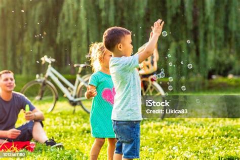 Glückliche Familie Junges Paar Mit Ihren Kindern Viel Spaß Im Schönen Park Im Freien In Der