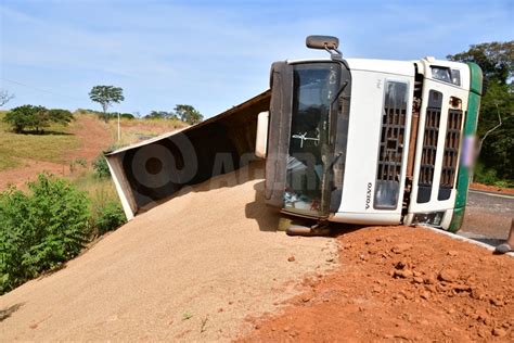 EM RONDONÓPOLIS MOTORISTA TENTA DESVIAR DE CAMINHÃO E TOMBA VEICULO DE