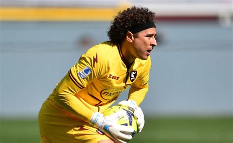 Tres clubes de la Premier League buscarían fichar a Memo Ochoa