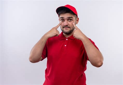 Jovem Entregador De Uniforme Vermelho E Bon Apontando Para Os Olhos