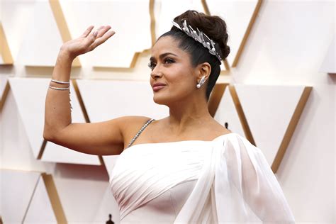 Salma Hayek impresiona a sus años con un espectacular posado en bikini