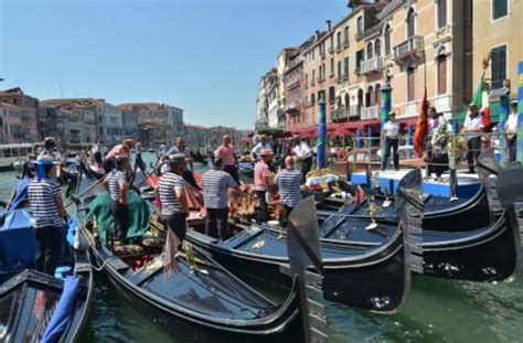 Gondolieri Aus Venedig Geben Dem Sarg Des Opfers Eines Gondel Unfalls