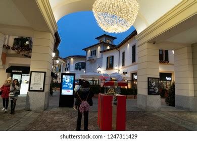 6 Hundred Christmas Shopping Mall Village Royalty Free Images Stock