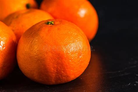 Detalle Del Fruto De Naranja Sobre Fondo Negro Imagen De Archivo