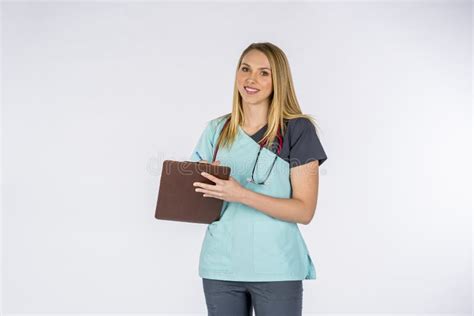 Infirmi Re Blonde Chaude Performing Her Duites Sur Un Fond Blanc Dans Un Environnement De Studio