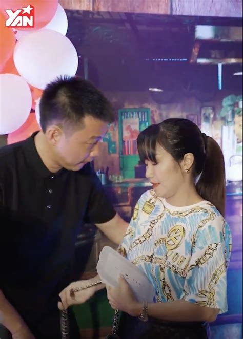 Sự cố thảm đỏ Vbiz Hari Won bị hot girl mạng tranh vị trí