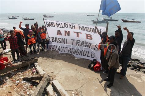 AKSI PERINGATI HARI NELAYAN NASIONAL ANTARA Foto