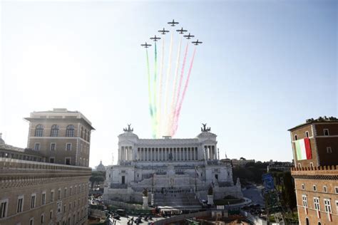 Foto 4 Novembre Le Frecce Tricolori Sorvolano L Altare Della Patria