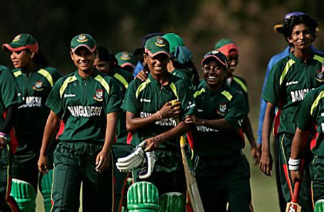 Salma Khatun raises her bat after her fifty | ESPNcricinfo.com