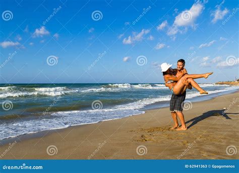 Giovani Coppie Attraenti In Bikini E Shorts A Immagine Stock Immagine