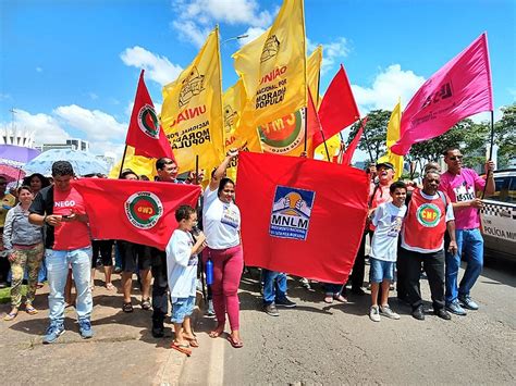 Movimentos Populares Protestam Em Brasília Em Defesa Do Política