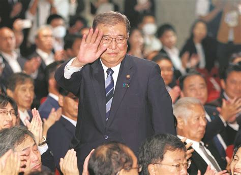 石破茂氏が自民党新総裁に「皆が笑顔で暮らせる国に」 5度目の挑戦 決選投票で高市早苗氏を破る（2024年9月27日『東京新聞