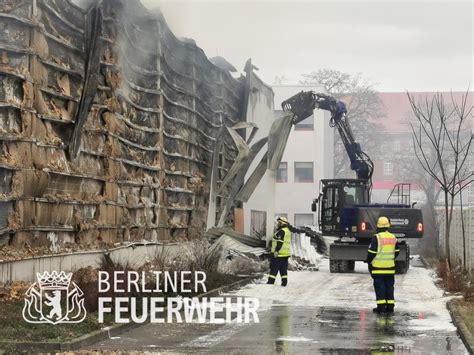 Berliner Feuerwehr On Twitter Update Ein Gro Teil Der Lagerhalle Ist