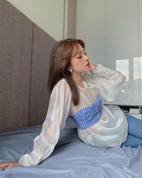 Thời trang hở như không hở đầy tinh tế của hot girl chương trình hẹn hò