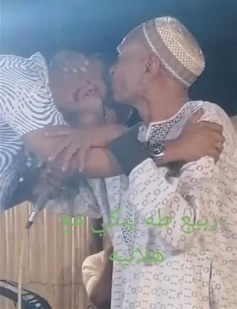 شاهد بالصورة والفيديو الممثل السوداني ربيع طه يذرف الدموع ويقبل رأس