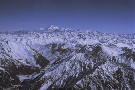 无人横图俯视航拍室外白天旅游度假美景山雪雪山大雪巴基斯坦亚洲冰地平线积雪景观山峰雪景冬季冬天辽阔