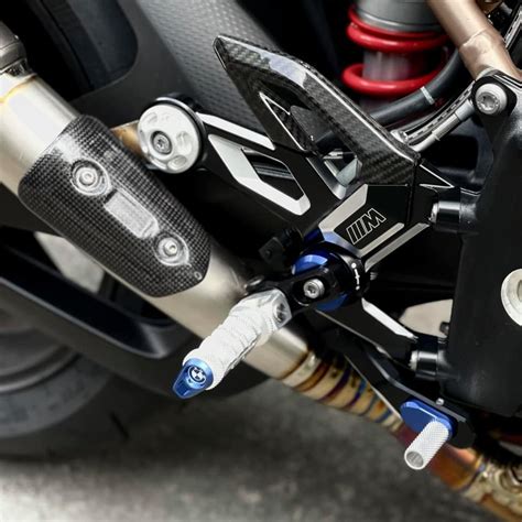 Naked bike mới nhất của BMW S1000R 2021 vừa về Việt Nam đã lên một loạt đồ chơi hàng hiệu