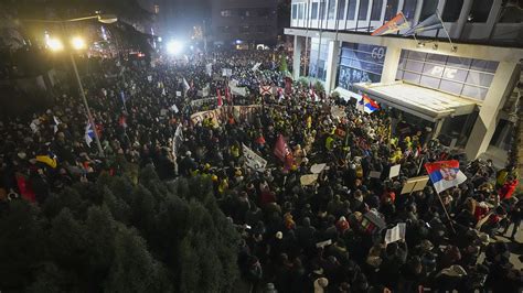 Milhares de pessoas protestam em frente à televisão estatal da Sérvia