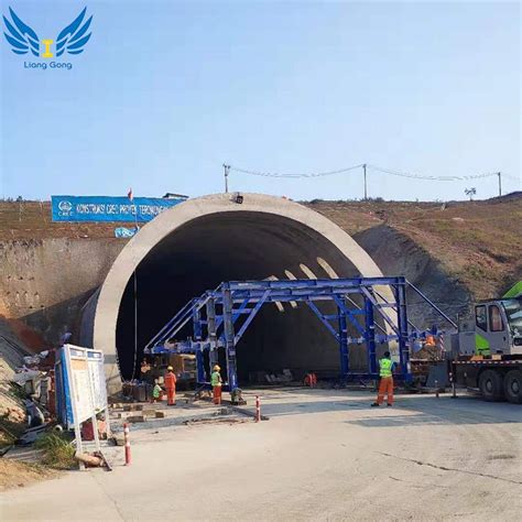 Lianggong Steel Formwork Hydraulic Tunnel Lining Trolley For Highway