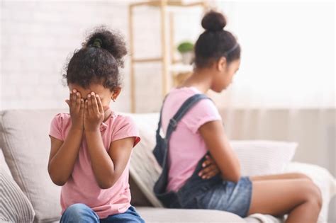 Ni A Africana Llorando Despu S De Una Pelea Con Su Hermana Mayor Foto