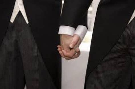 Matrimonio a Pineto con rito religioso ecumenico per la coppia gay più longeva d Italia